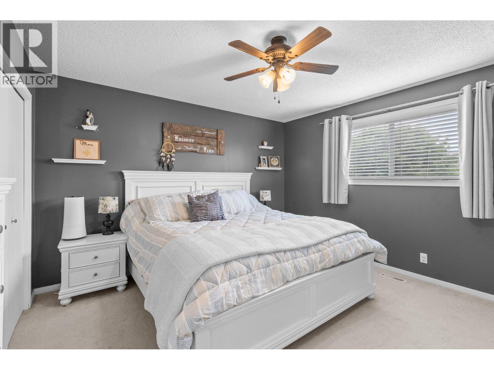 1035 Elwyn Road, Kelowna, BC - Indoor Photo Showing Bedroom