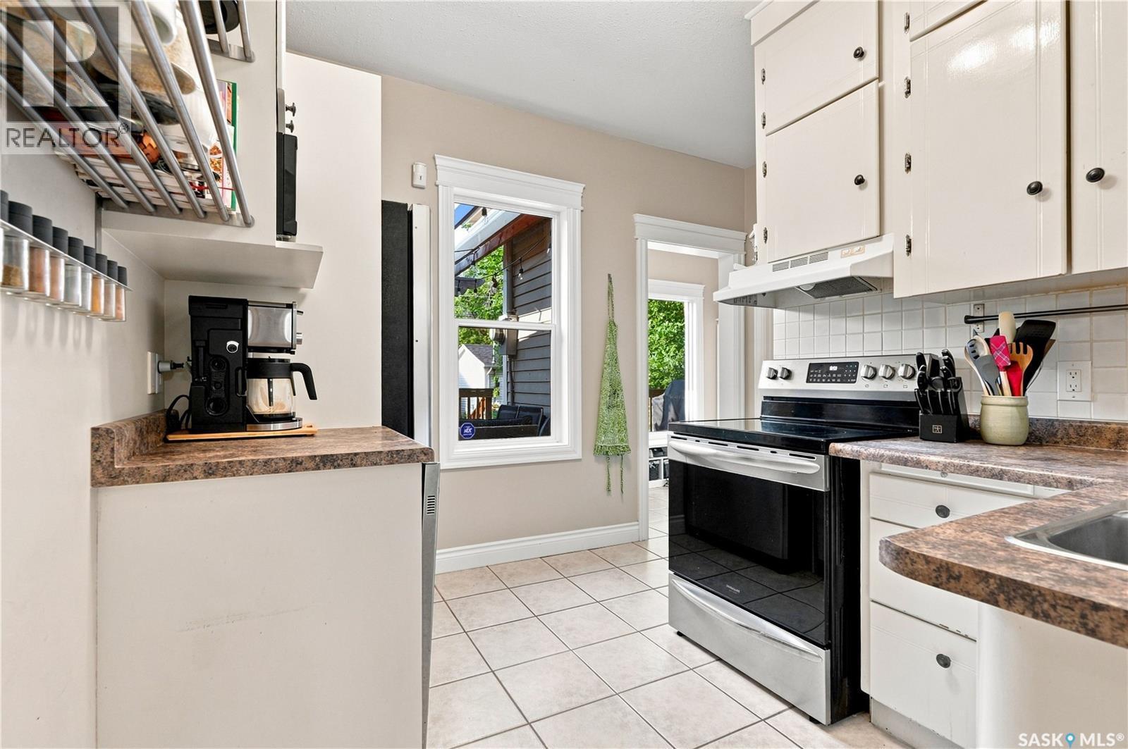 704 32Nd Street W, Saskatoon, SK - Indoor Photo Showing Kitchen