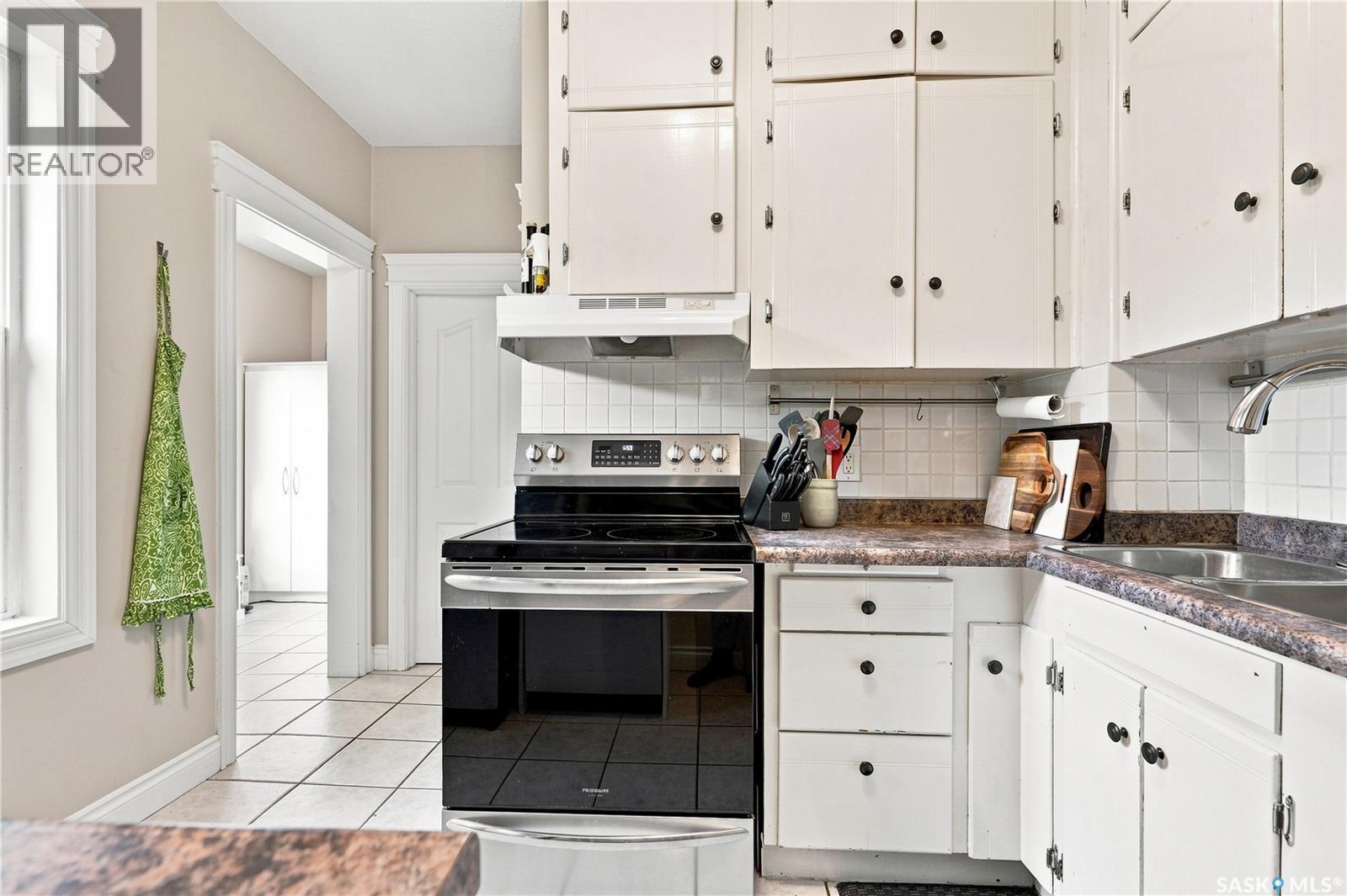 704 32Nd Street W, Saskatoon, SK - Indoor Photo Showing Kitchen With Double Sink
