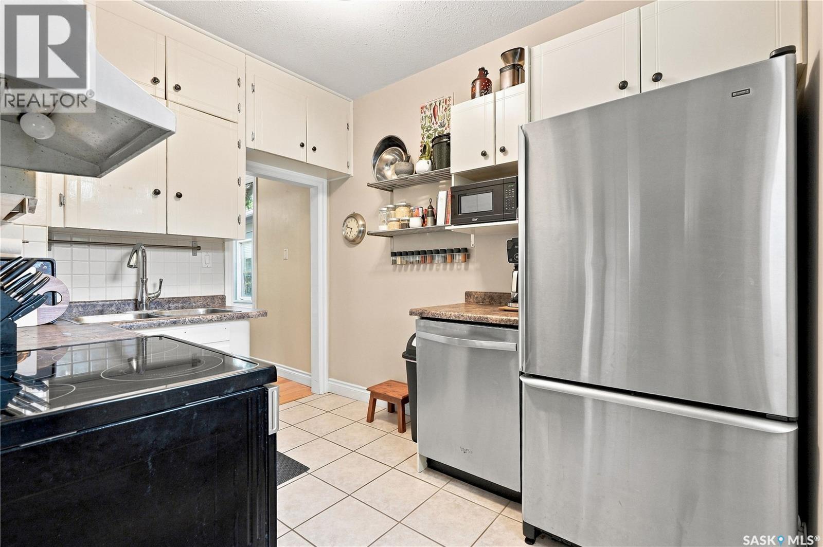 704 32Nd Street W, Saskatoon, SK - Indoor Photo Showing Kitchen