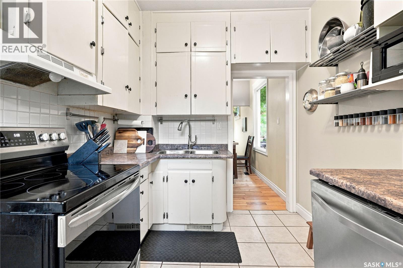 704 32Nd Street W, Saskatoon, SK - Indoor Photo Showing Kitchen With Double Sink