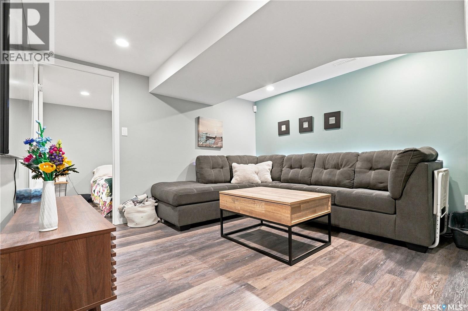 704 32Nd Street W, Saskatoon, SK - Indoor Photo Showing Living Room