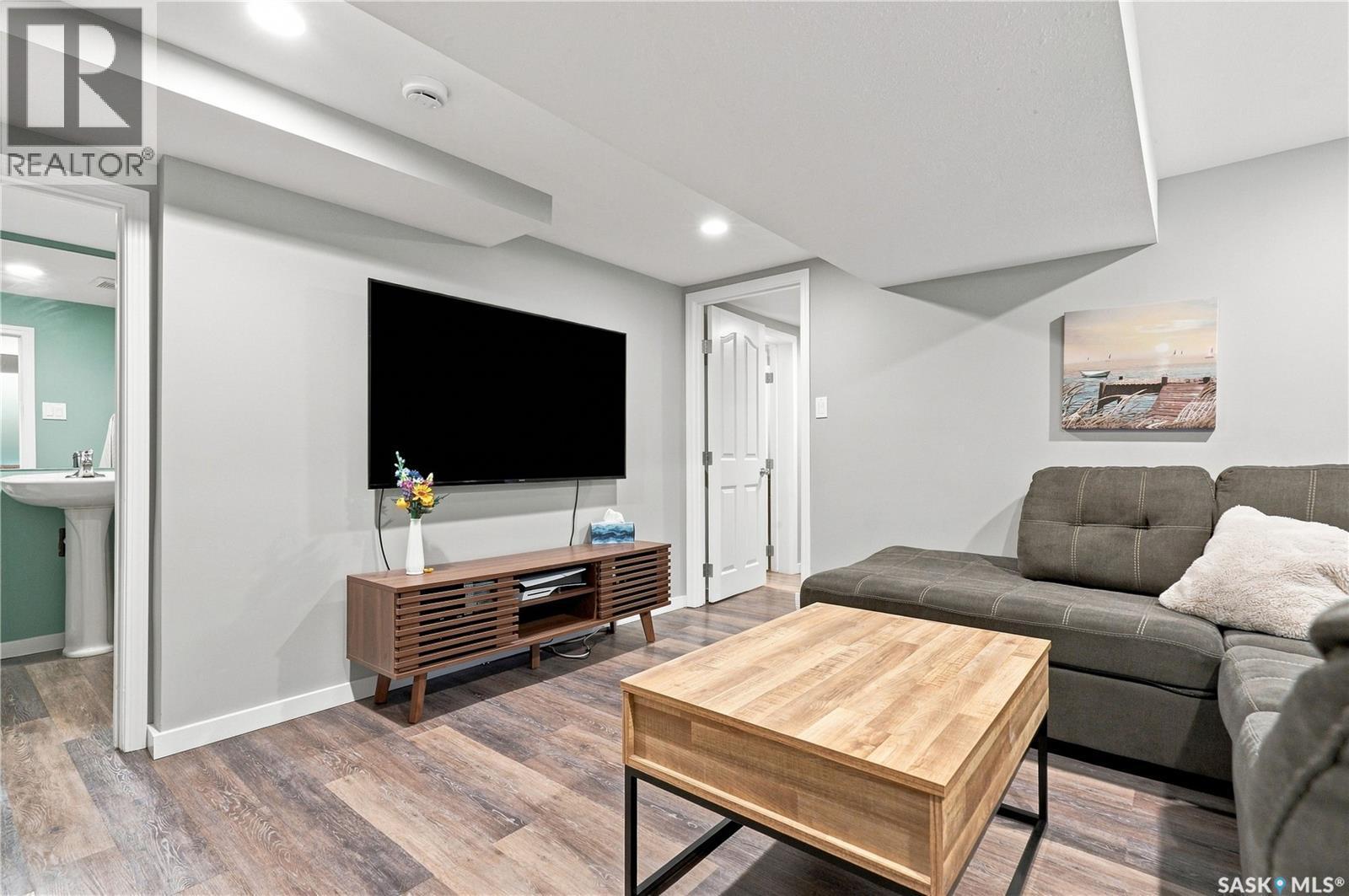 704 32Nd Street W, Saskatoon, SK - Indoor Photo Showing Living Room