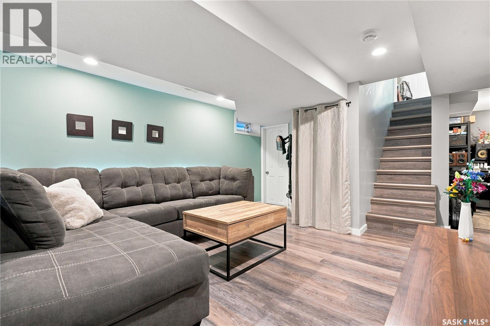 704 32Nd Street W, Saskatoon, SK - Indoor Photo Showing Living Room