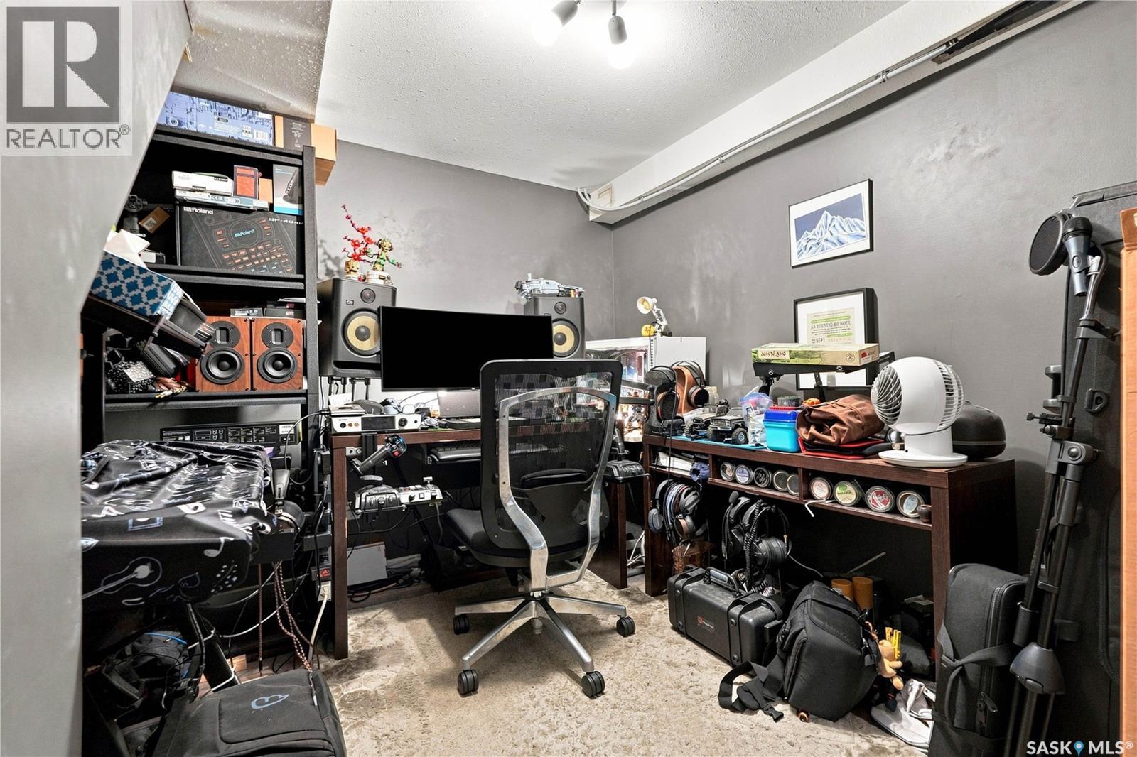 704 32Nd Street W, Saskatoon, SK - Indoor Photo Showing Office