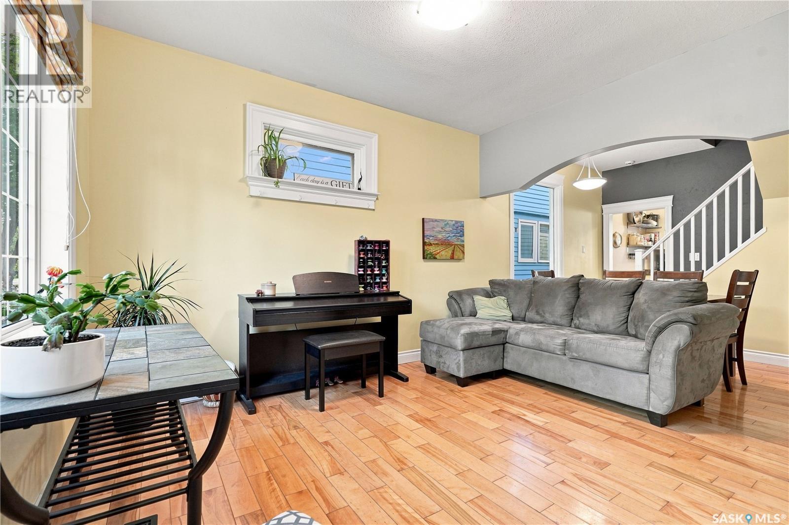 704 32Nd Street W, Saskatoon, SK - Indoor Photo Showing Living Room