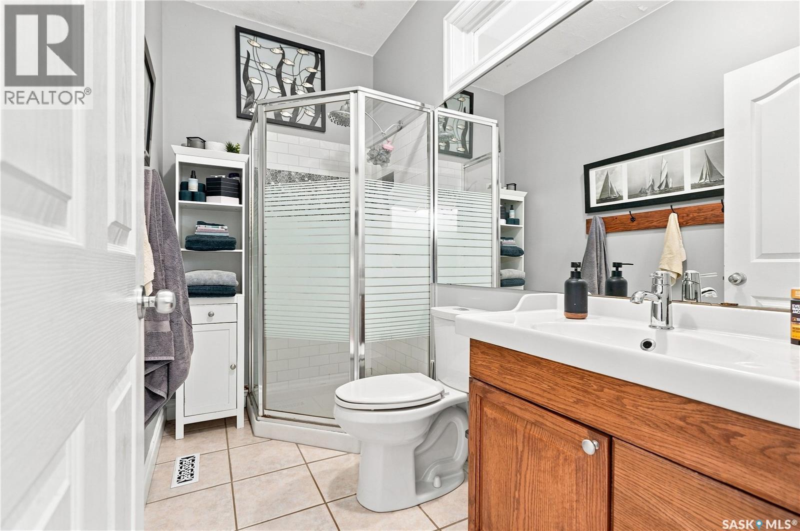 704 32Nd Street W, Saskatoon, SK - Indoor Photo Showing Bathroom