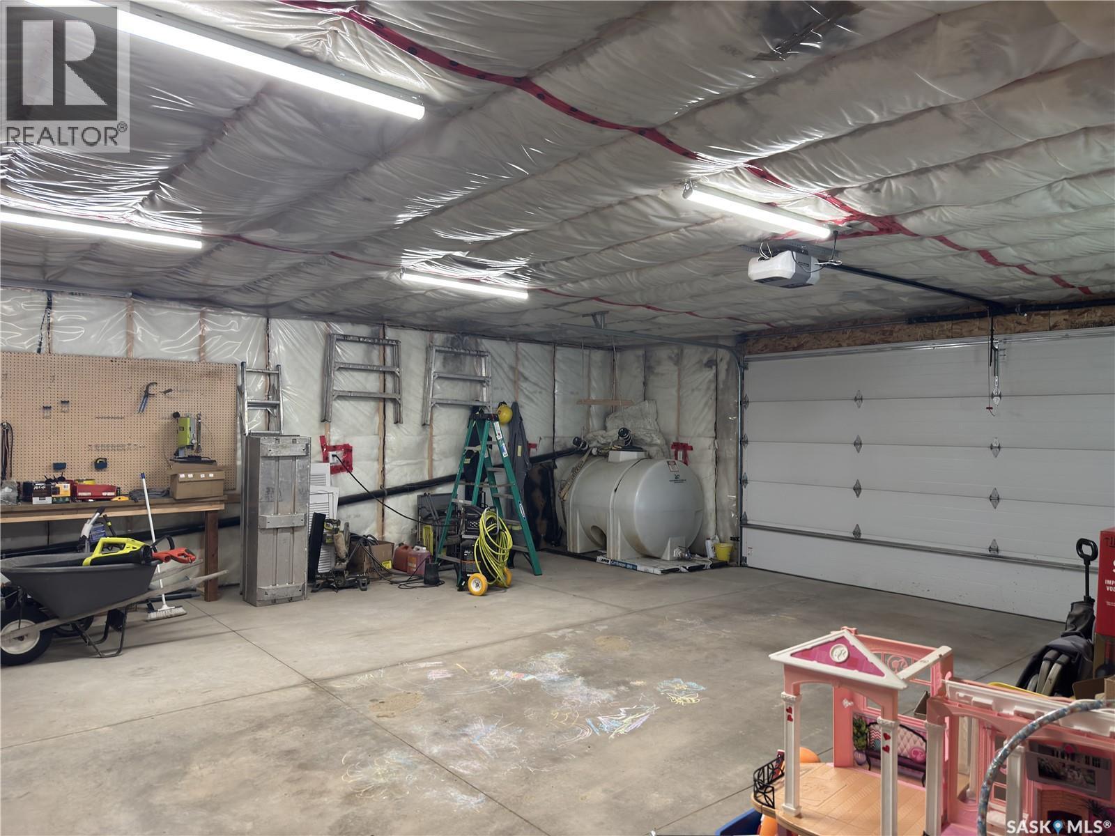 139 Lakeview Drive, Island View, SK - Indoor Photo Showing Garage