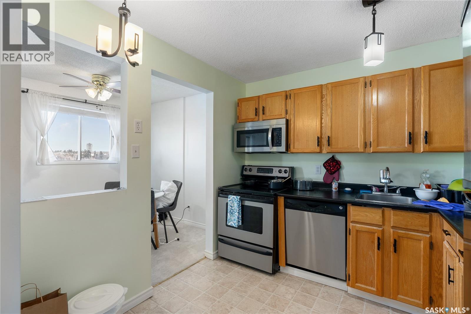 701 430 5Th Avenue N, Saskatoon, SK - Indoor Photo Showing Kitchen
