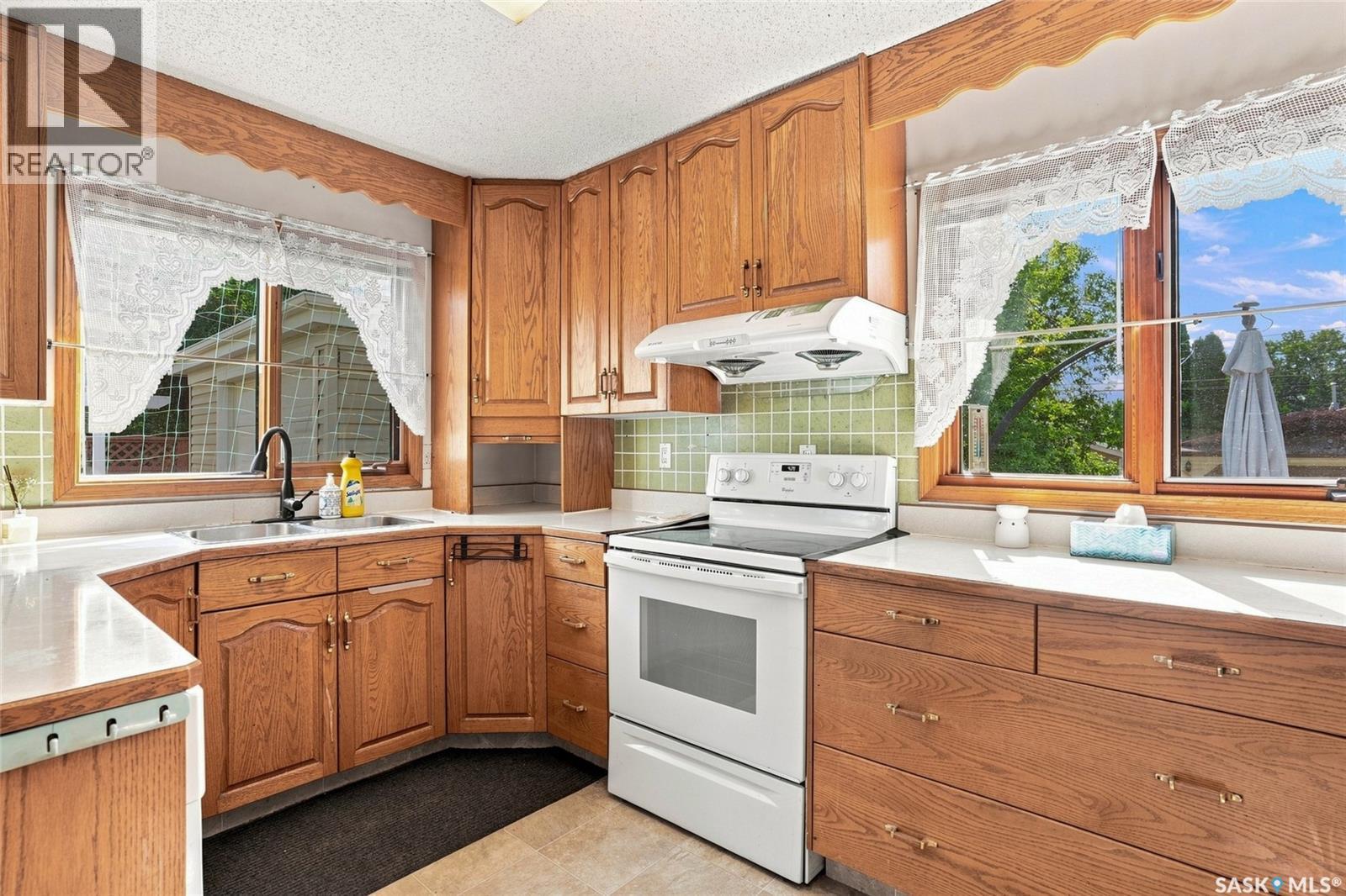 610 Acadia Drive, Saskatoon, SK - Indoor Photo Showing Kitchen With Double Sink