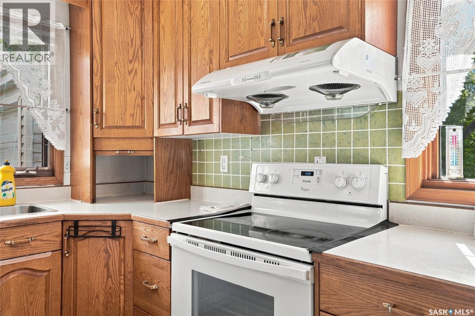 610 Acadia Drive, Saskatoon, SK - Indoor Photo Showing Kitchen