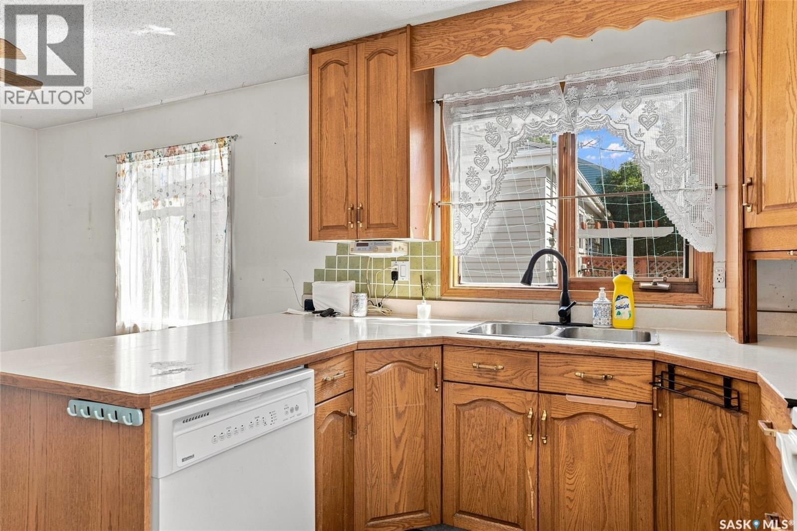 610 Acadia Drive, Saskatoon, SK - Indoor Photo Showing Kitchen With Double Sink