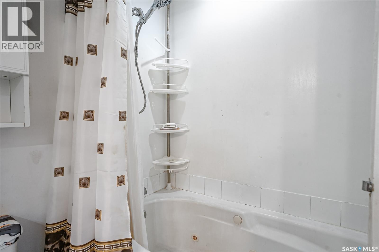 610 Acadia Drive, Saskatoon, SK - Indoor Photo Showing Bathroom
