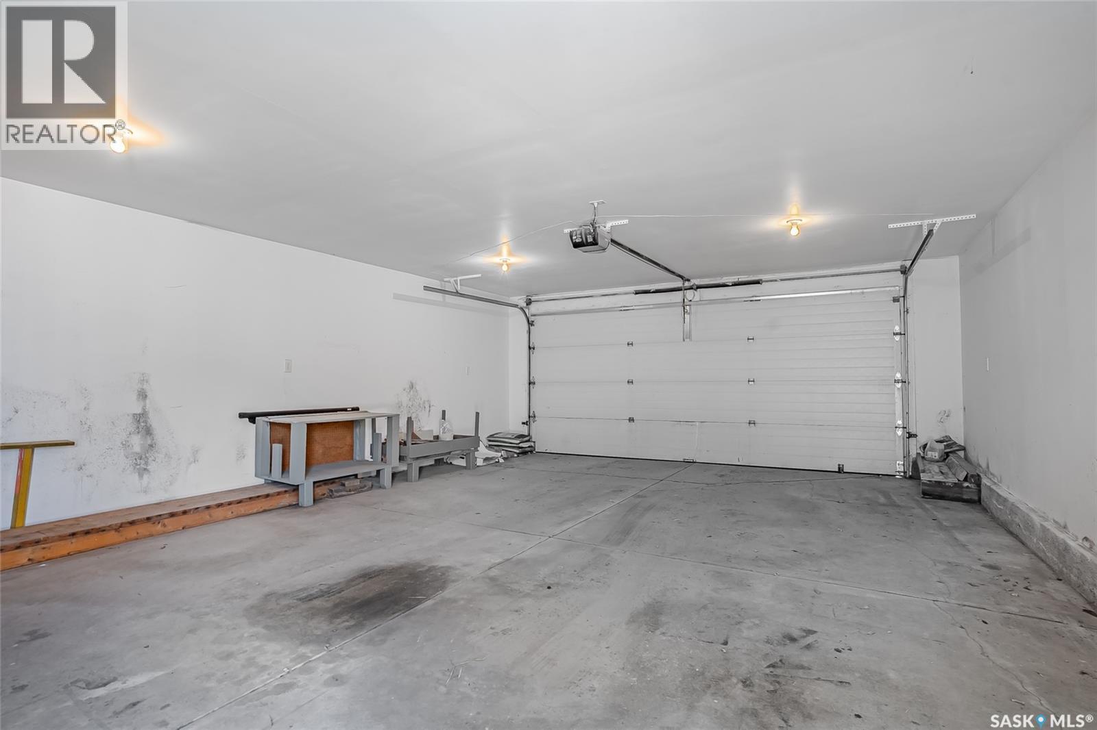 610 Acadia Drive, Saskatoon, SK - Indoor Photo Showing Garage