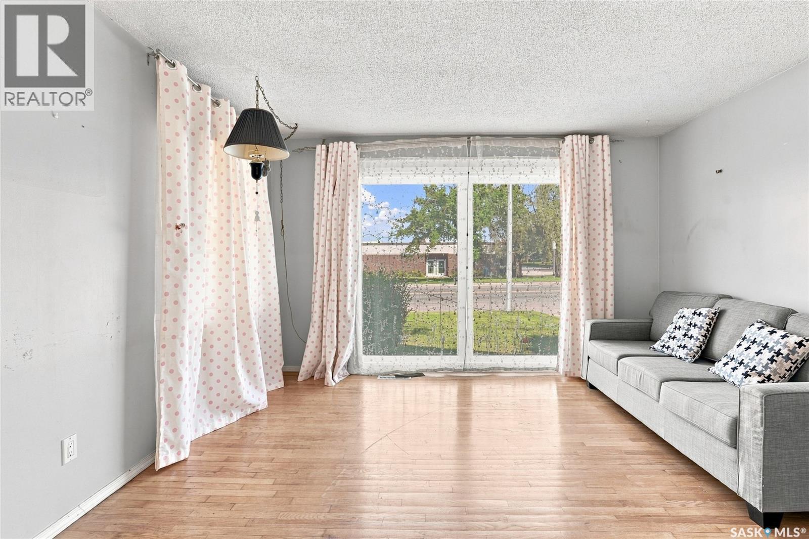 610 Acadia Drive, Saskatoon, SK - Indoor Photo Showing Living Room