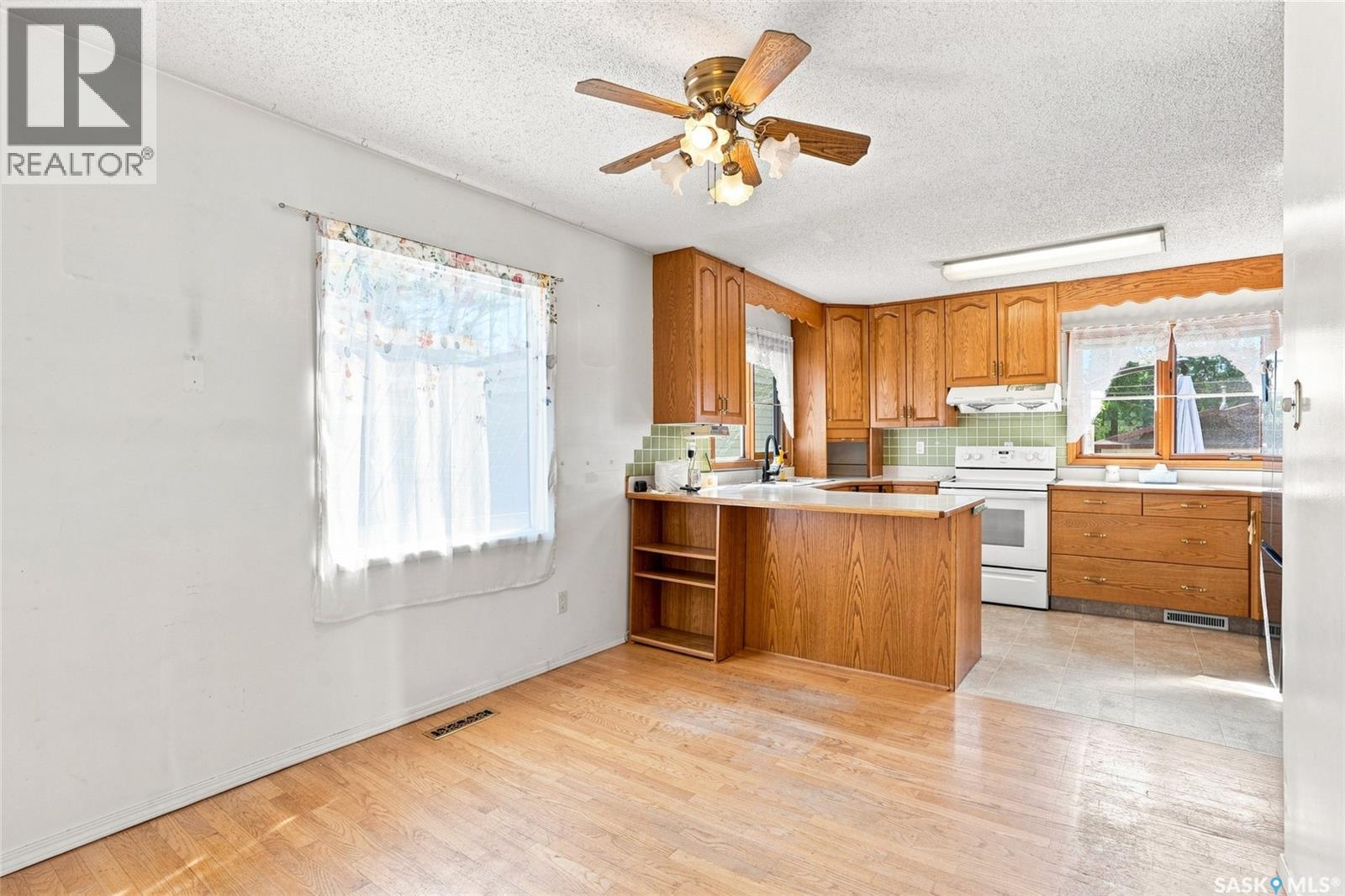 610 Acadia Drive, Saskatoon, SK - Indoor Photo Showing Kitchen