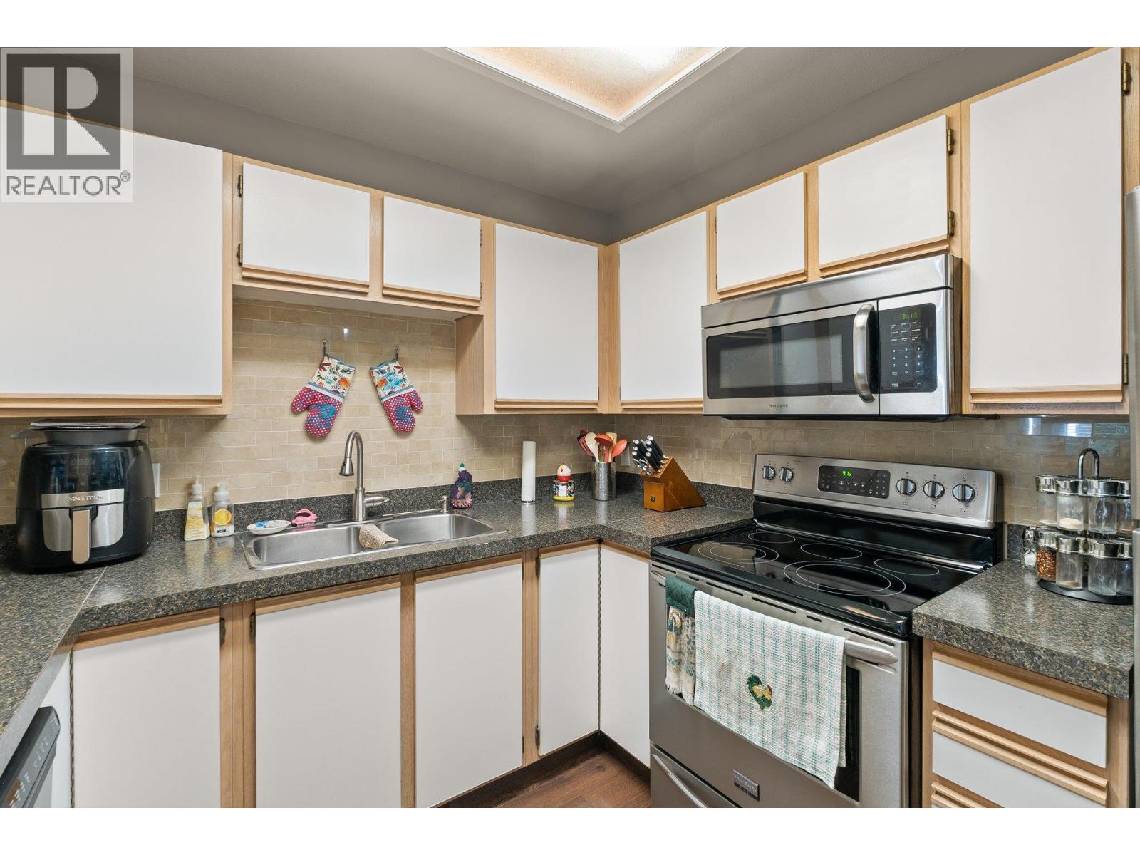 130 Dundas Rd. Road Unit# 5 Lot# 5, Kelowna, BC - Indoor Photo Showing Kitchen With Double Sink