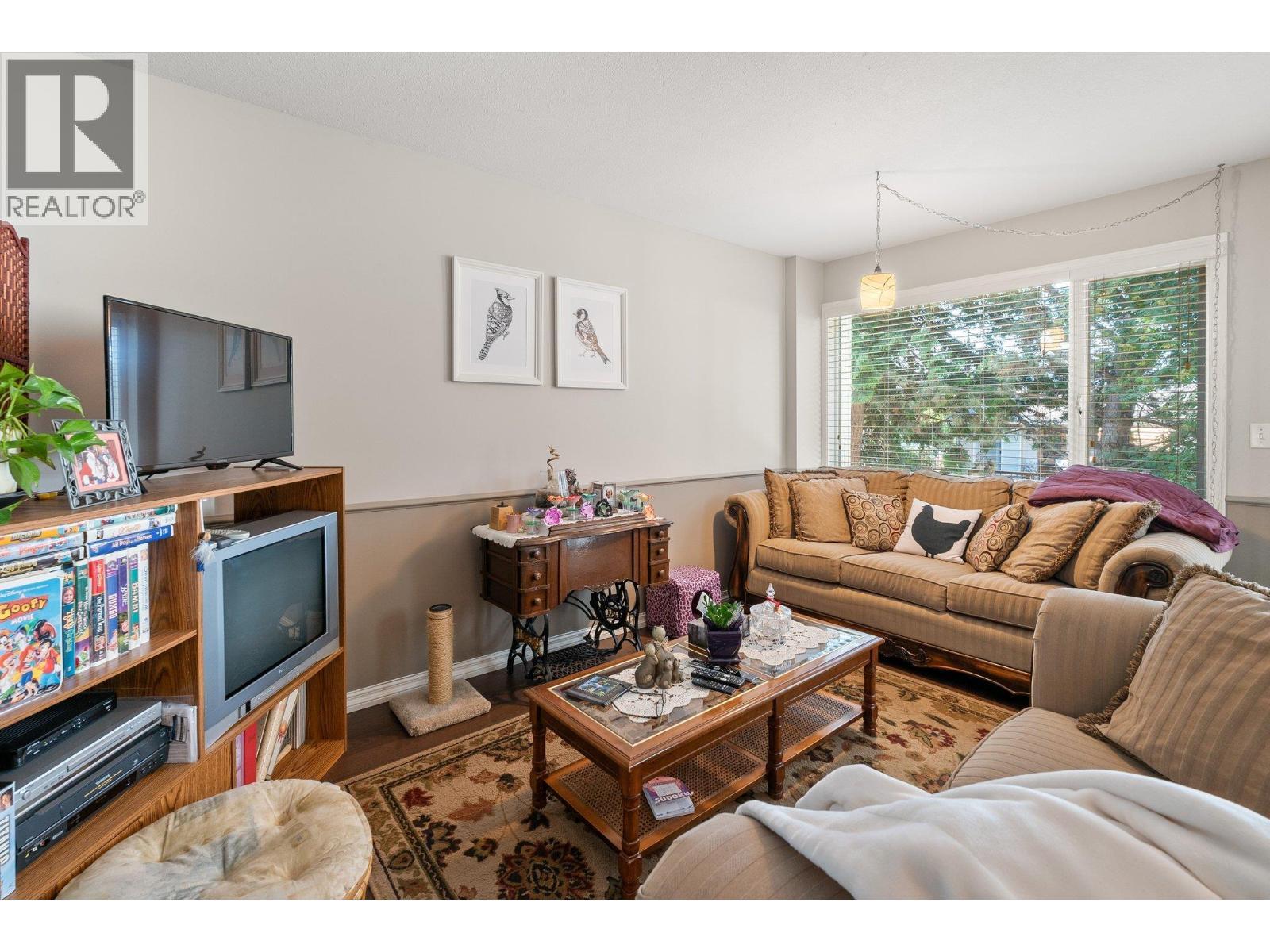 130 Dundas Rd. Road Unit# 5 Lot# 5, Kelowna, BC - Indoor Photo Showing Living Room