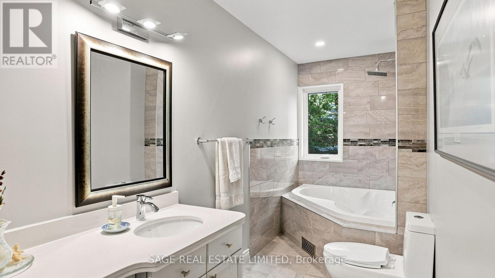 7632 County 9 Road, Clearview, ON - Indoor Photo Showing Bathroom