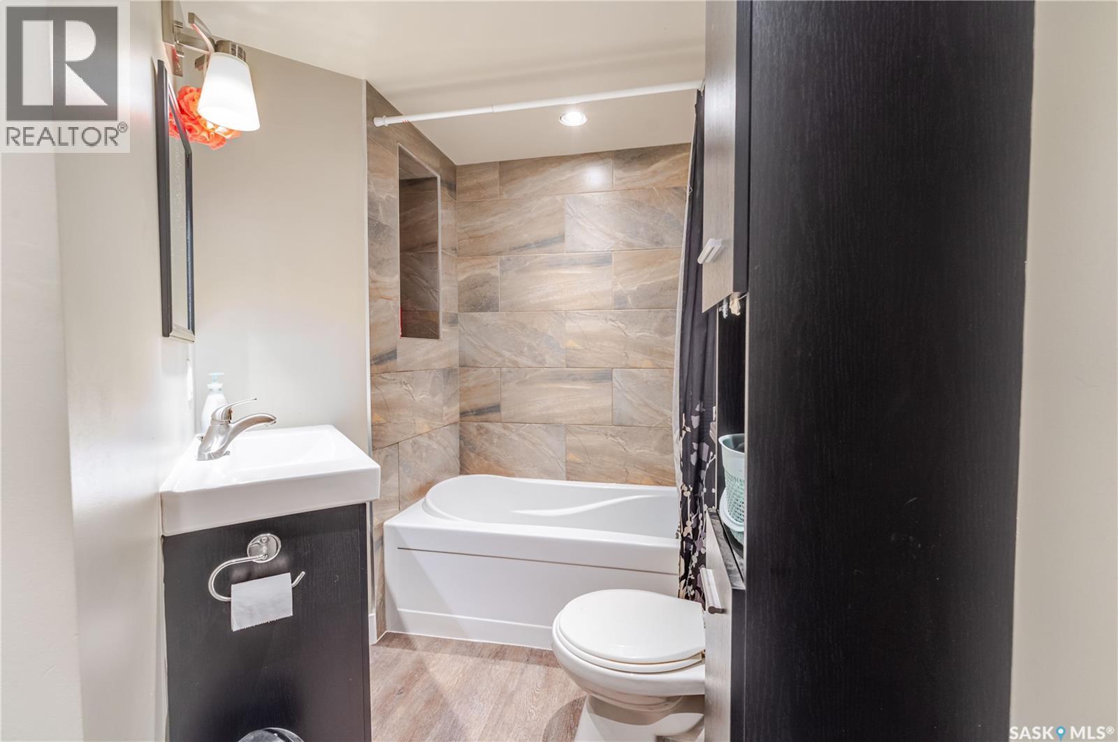 414 Main Street S, Moose Jaw, SK - Indoor Photo Showing Bathroom