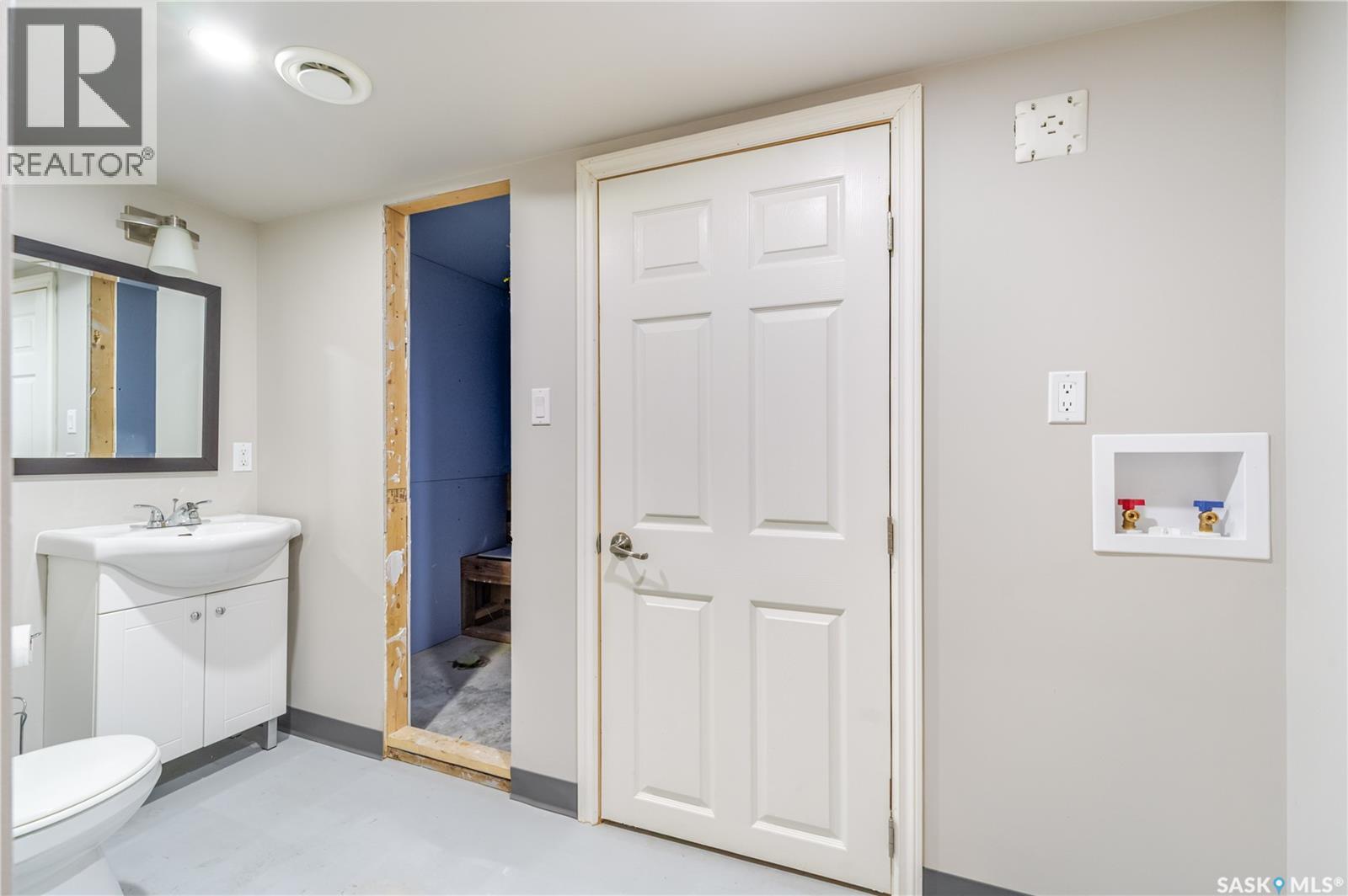414 Main Street S, Moose Jaw, SK - Indoor Photo Showing Bathroom