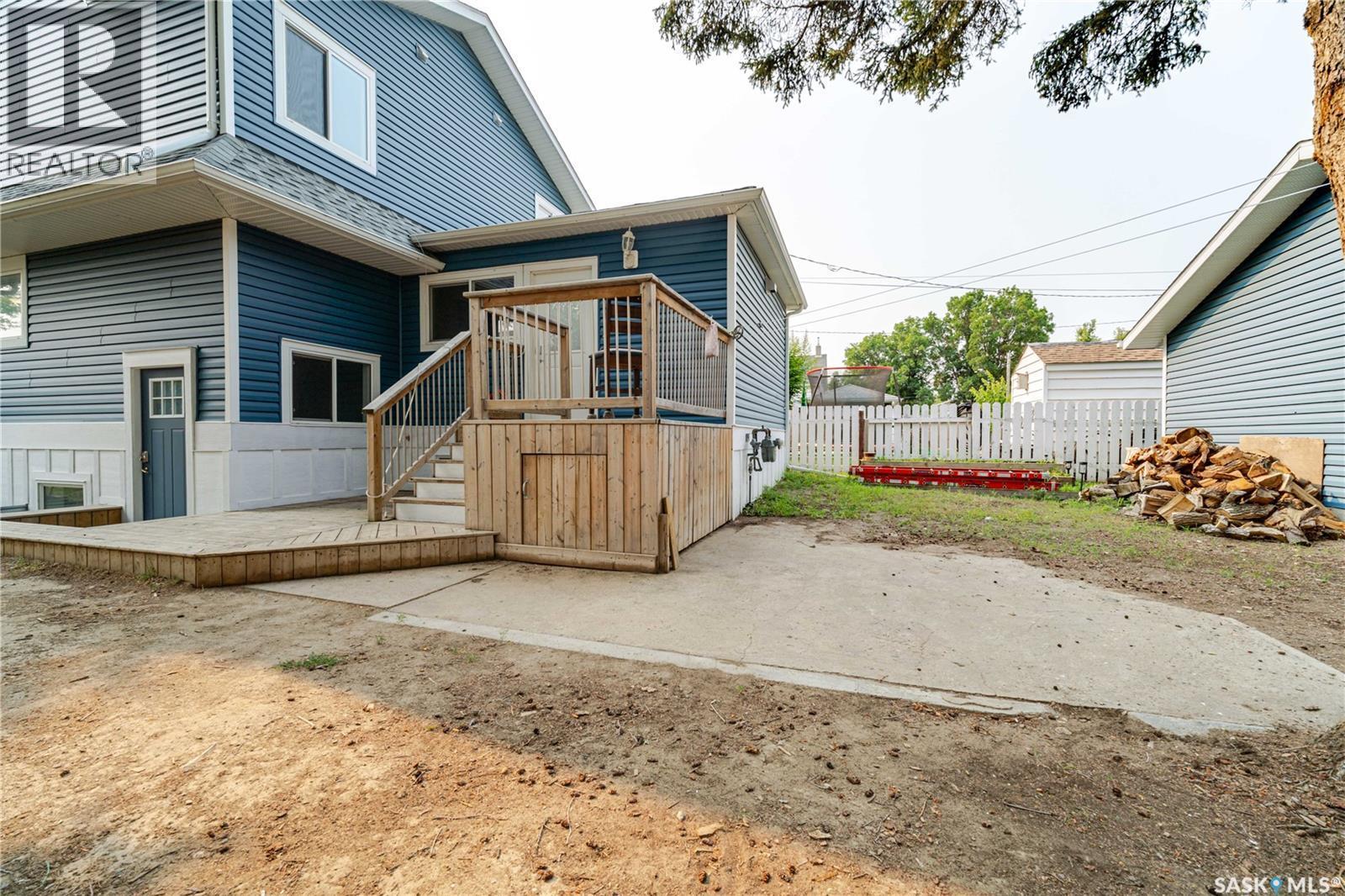 414 Main Street S, Moose Jaw, SK - Outdoor