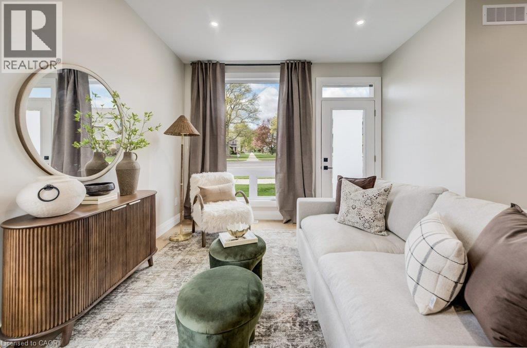 210 Heritage Drive Unit# Main, Kitchener, ON - Indoor Photo Showing Living Room