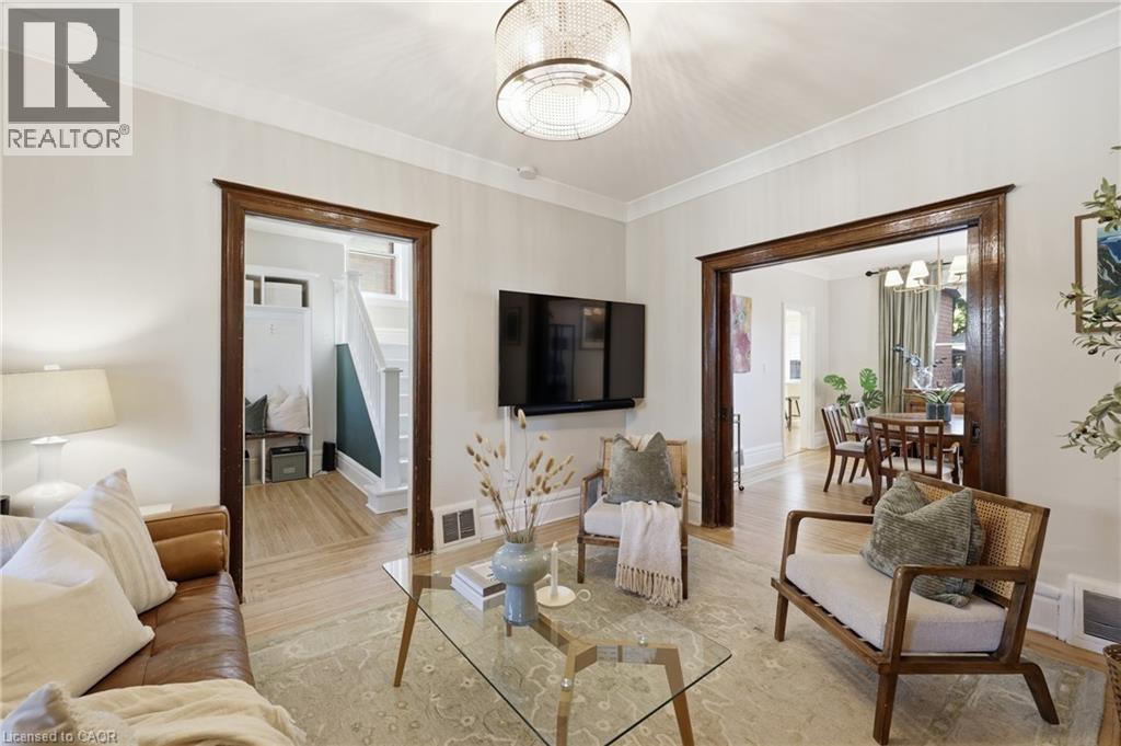 70 Gage Avenue S, Hamilton, ON - Indoor Photo Showing Living Room