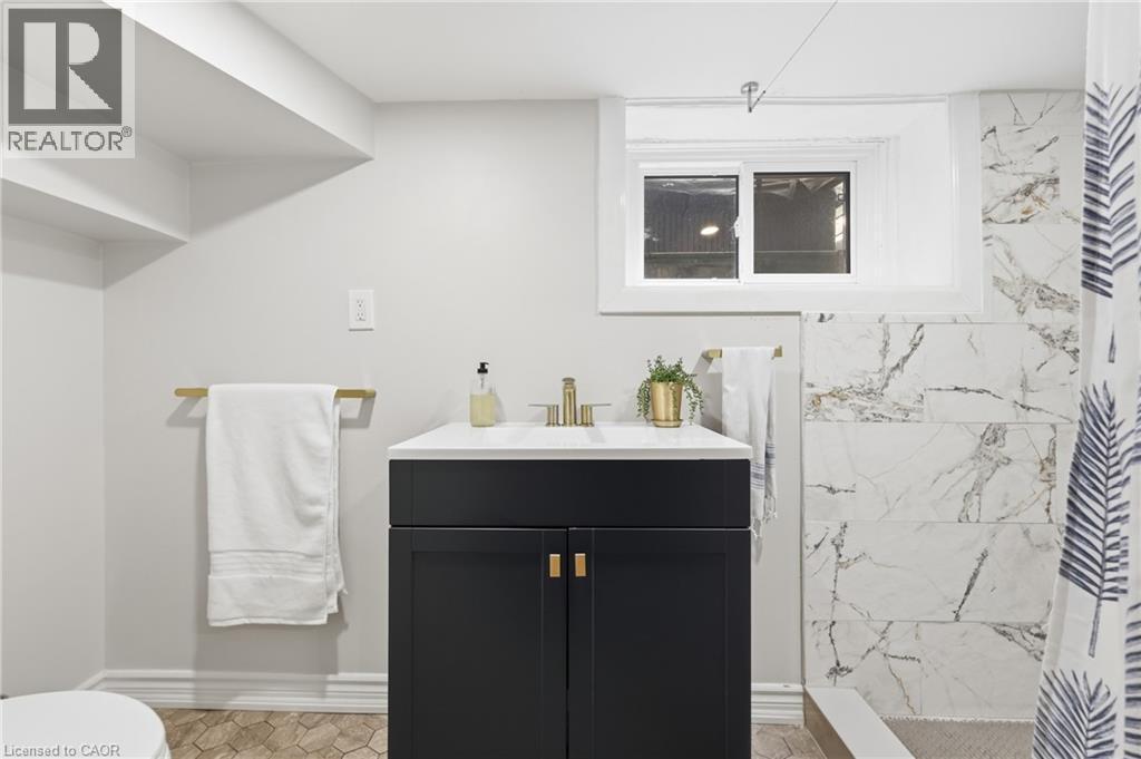 70 Gage Avenue S, Hamilton, ON - Indoor Photo Showing Bathroom