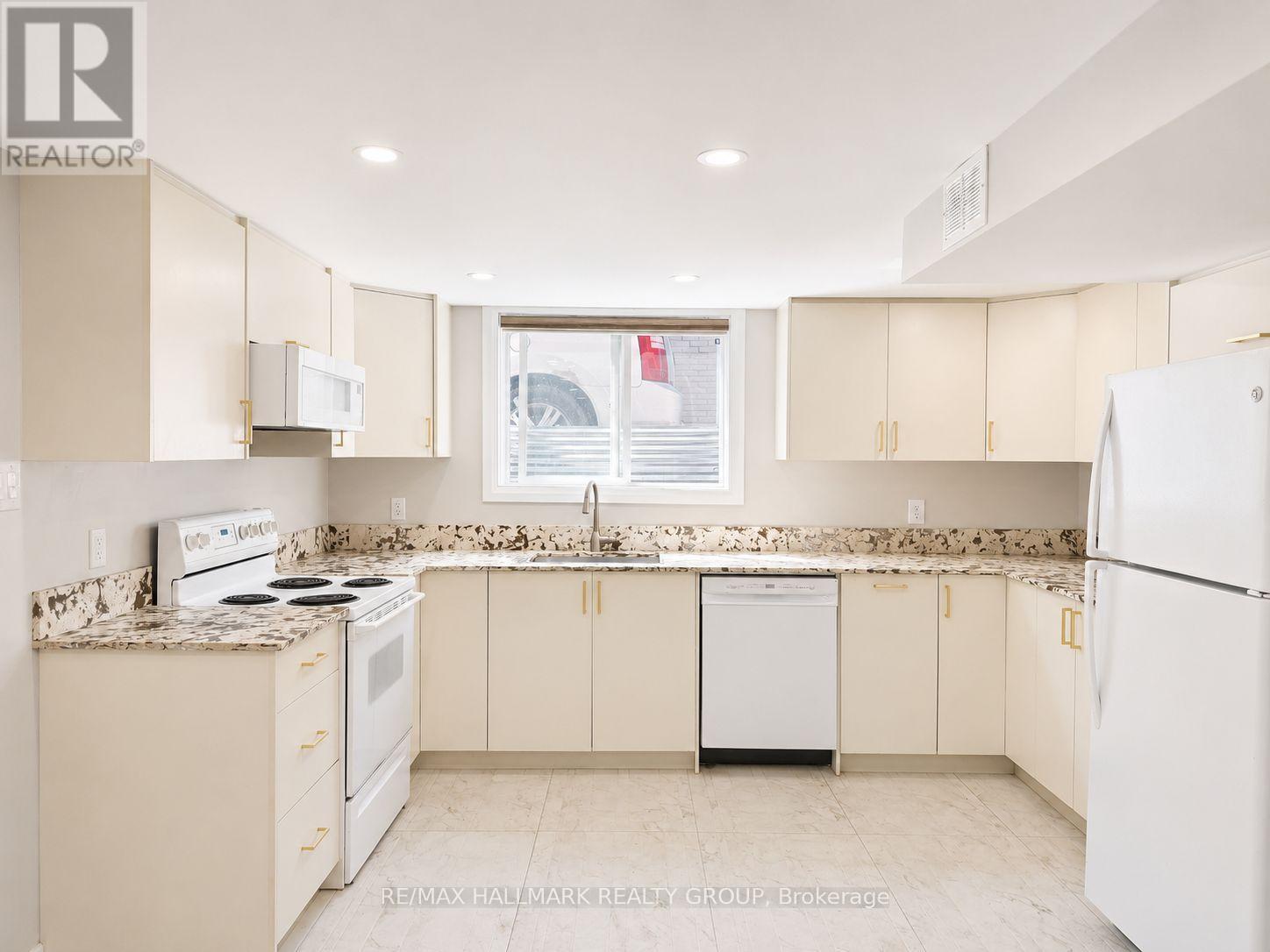 735 Borthwick Avenue, Ottawa, ON - Indoor Photo Showing Kitchen