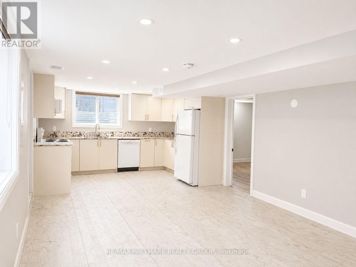 735 Borthwick Avenue, Ottawa, ON - Indoor Photo Showing Kitchen