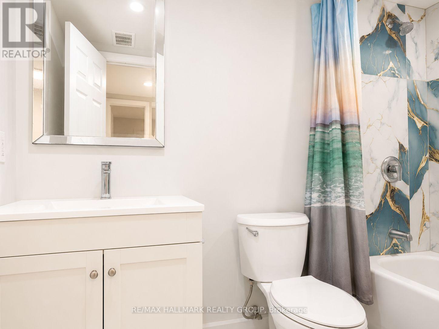 735 Borthwick Avenue, Ottawa, ON - Indoor Photo Showing Bathroom