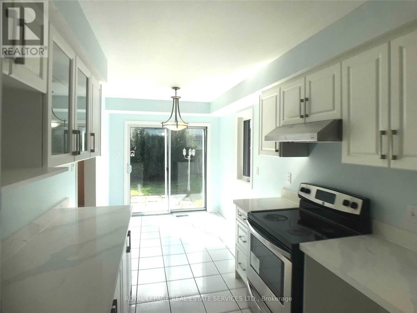 5252 Bushelgrove Circle, Mississauga, ON - Indoor Photo Showing Kitchen