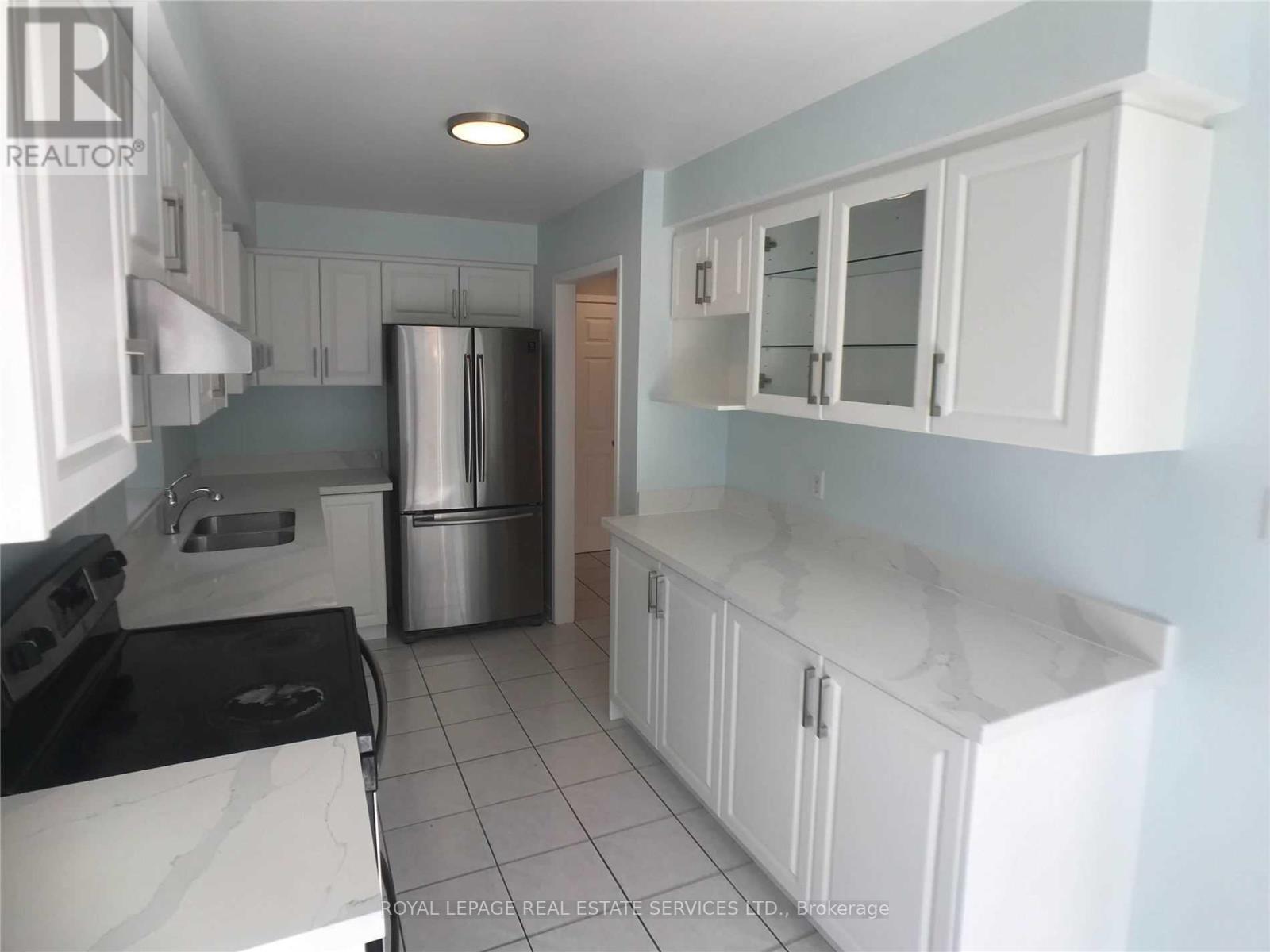 5252 Bushelgrove Circle, Mississauga, ON - Indoor Photo Showing Kitchen With Double Sink