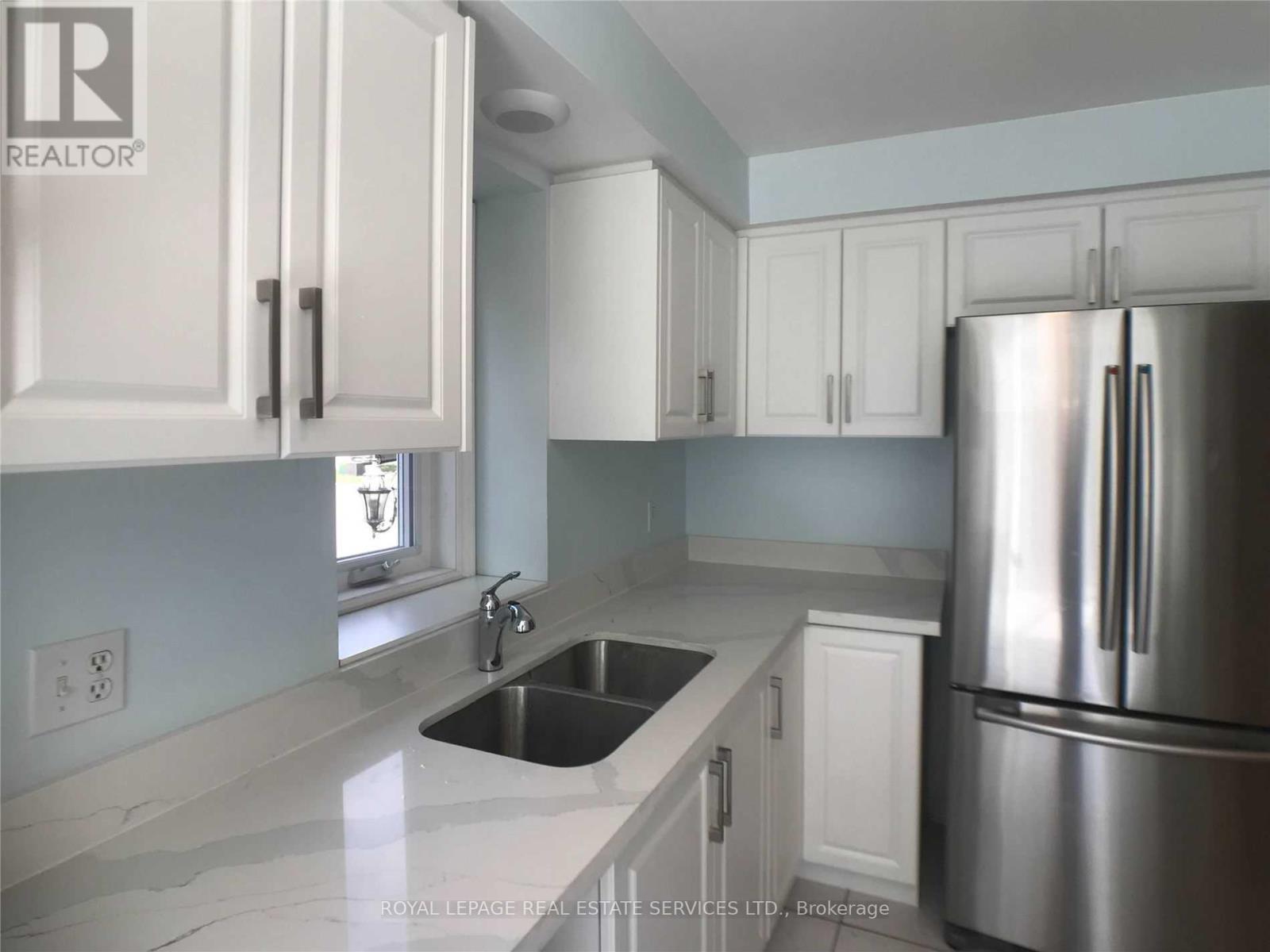 5252 Bushelgrove Circle, Mississauga, ON - Indoor Photo Showing Kitchen With Double Sink