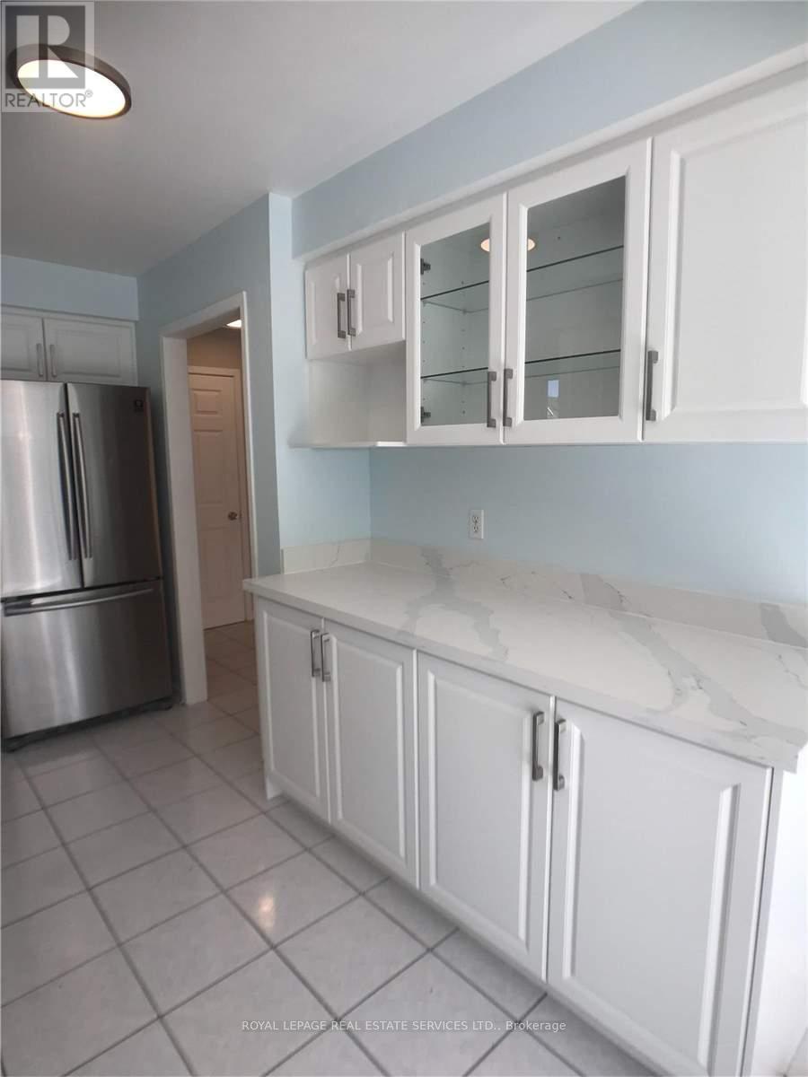 5252 Bushelgrove Circle, Mississauga, ON - Indoor Photo Showing Kitchen