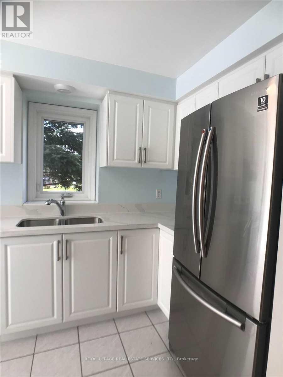5252 Bushelgrove Circle, Mississauga, ON - Indoor Photo Showing Kitchen With Double Sink