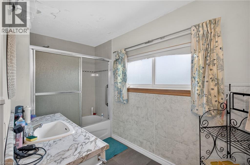 312 East 12Th Street, Hamilton, ON - Indoor Photo Showing Bathroom
