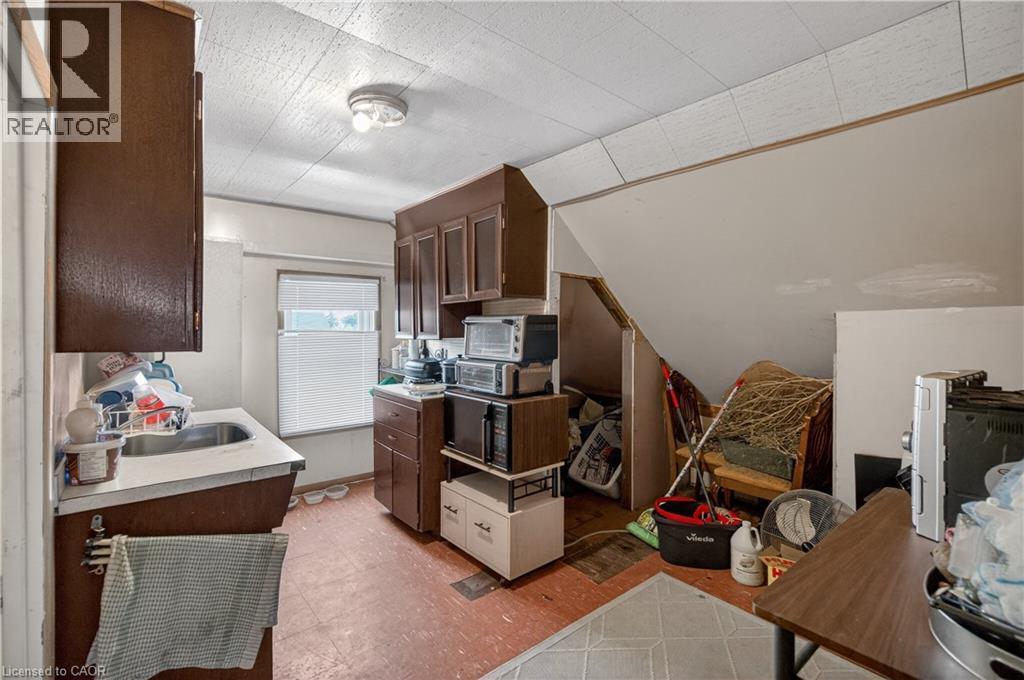 312 East 12Th Street, Hamilton, ON - Indoor Photo Showing Kitchen