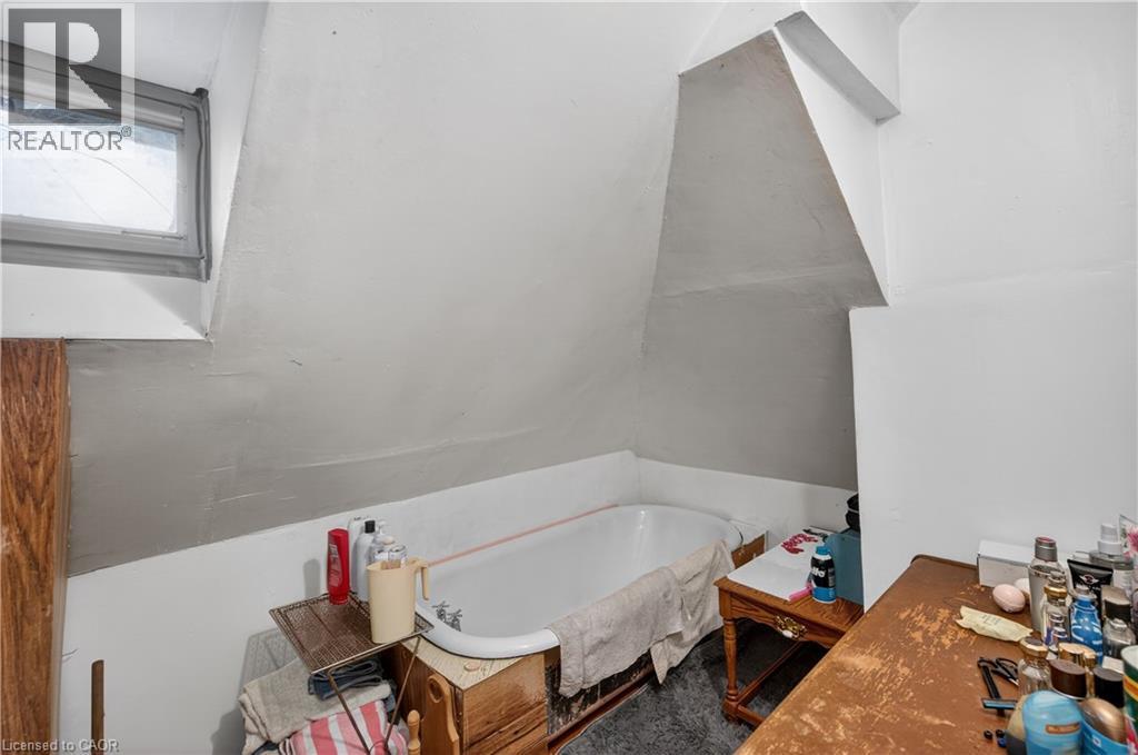 312 East 12Th Street, Hamilton, ON - Indoor Photo Showing Bathroom