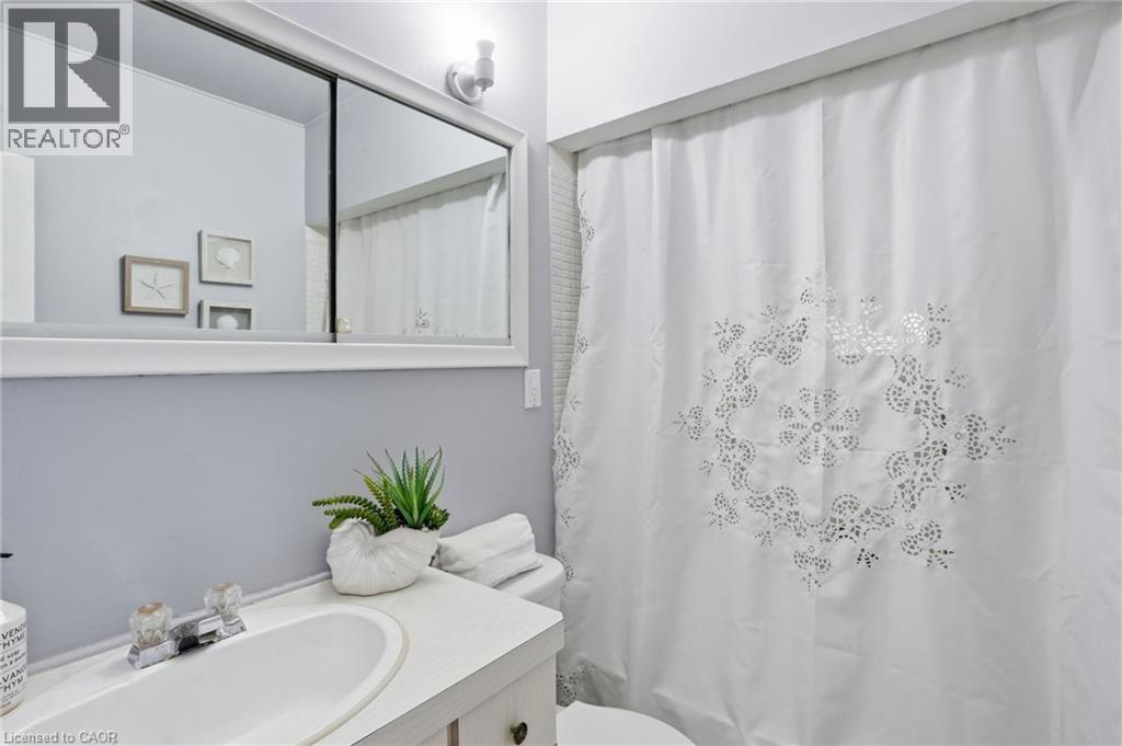 7 West 1St Street, Hamilton, ON - Indoor Photo Showing Bathroom