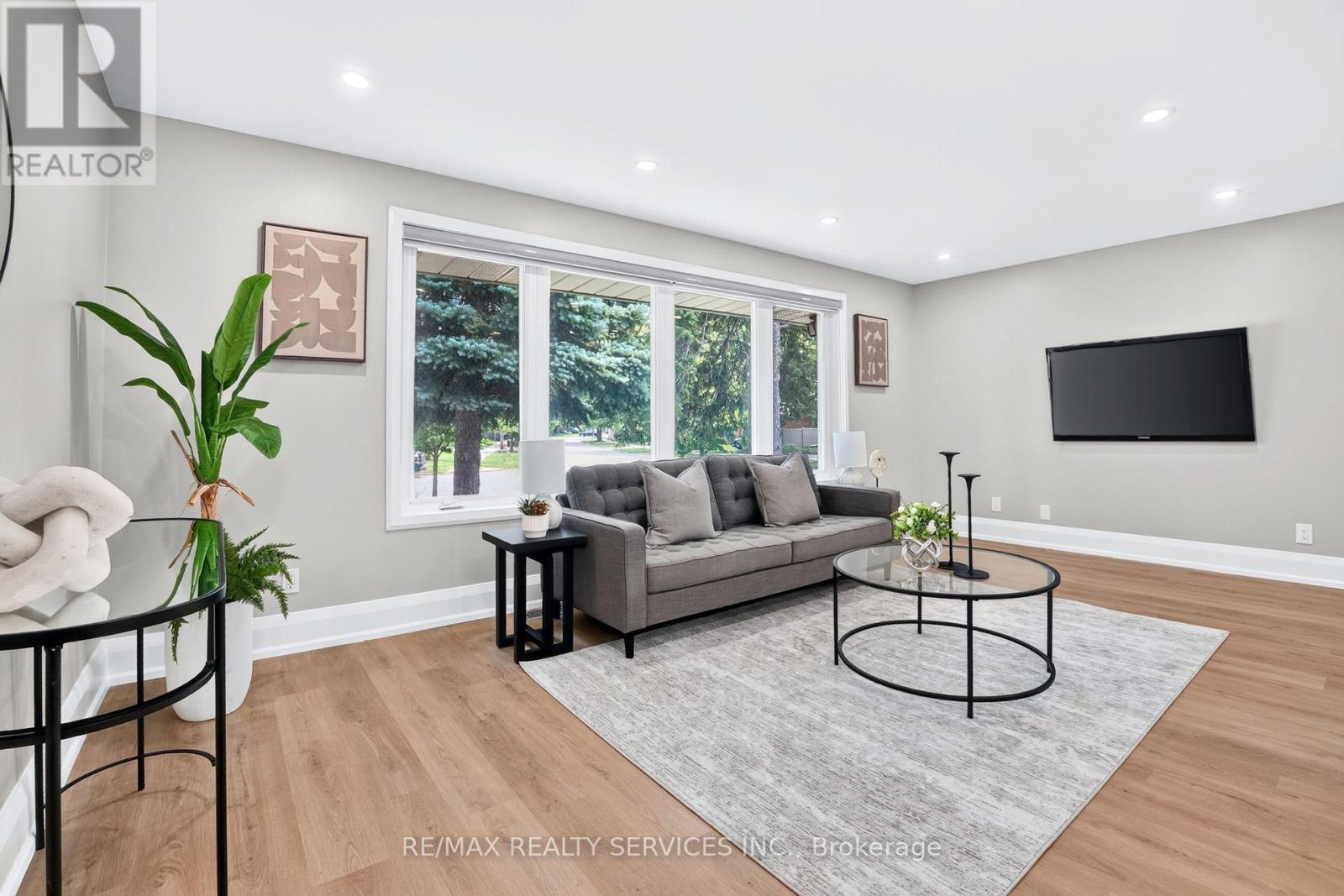 18 Spencely Court, Toronto, ON - Indoor Photo Showing Living Room