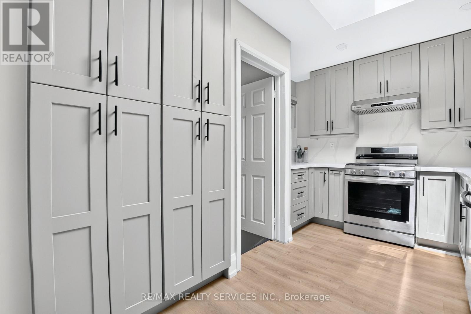 18 Spencely Court, Toronto, ON - Indoor Photo Showing Kitchen