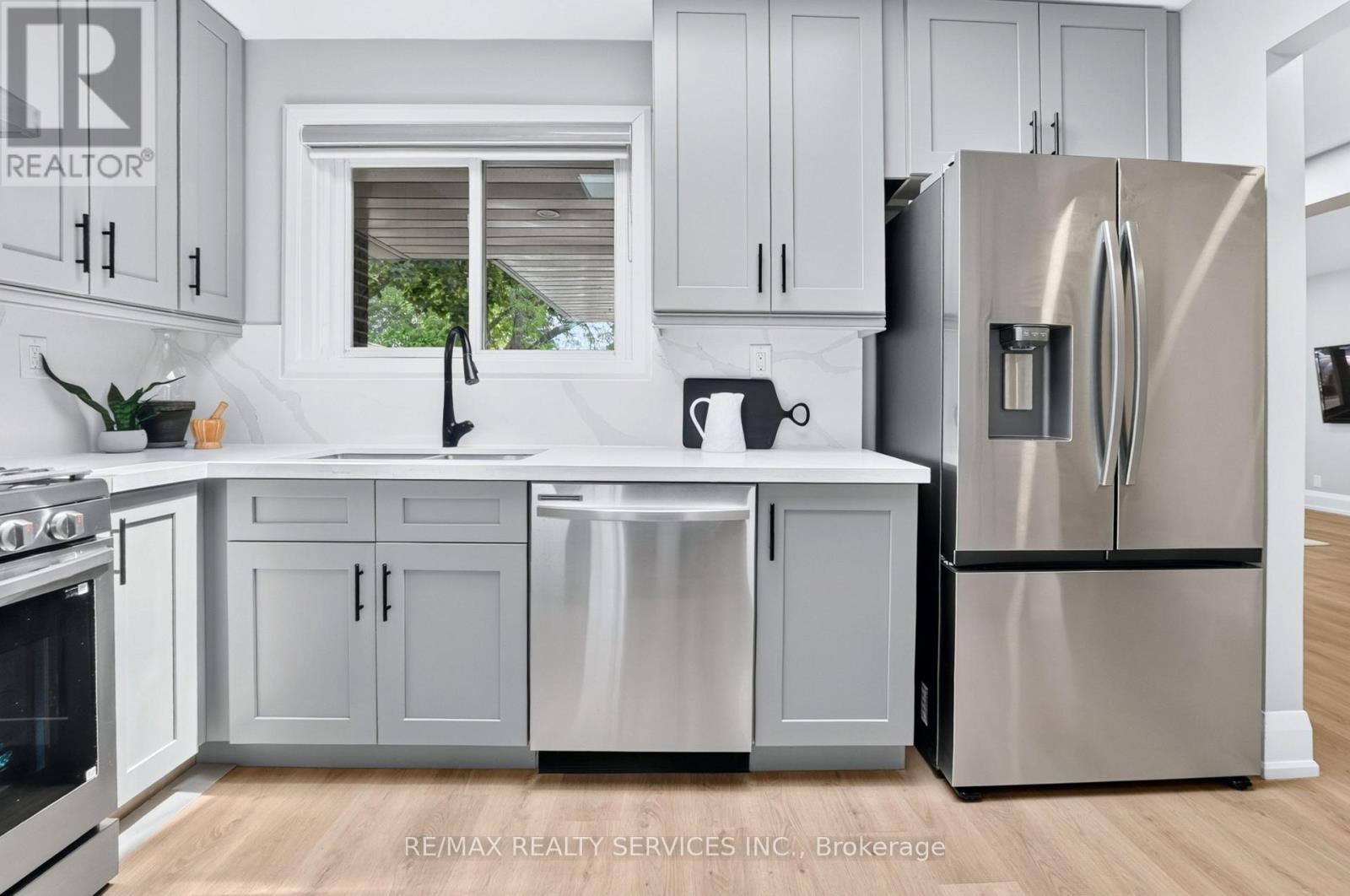 18 Spencely Court, Toronto, ON - Indoor Photo Showing Kitchen With Stainless Steel Kitchen