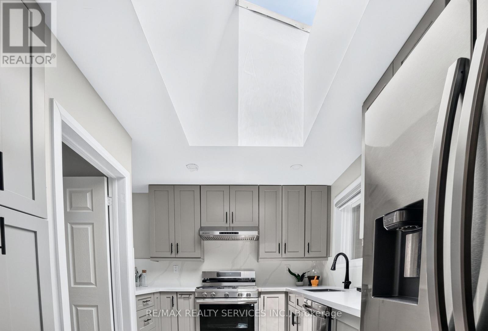 18 Spencely Court, Toronto, ON - Indoor Photo Showing Kitchen