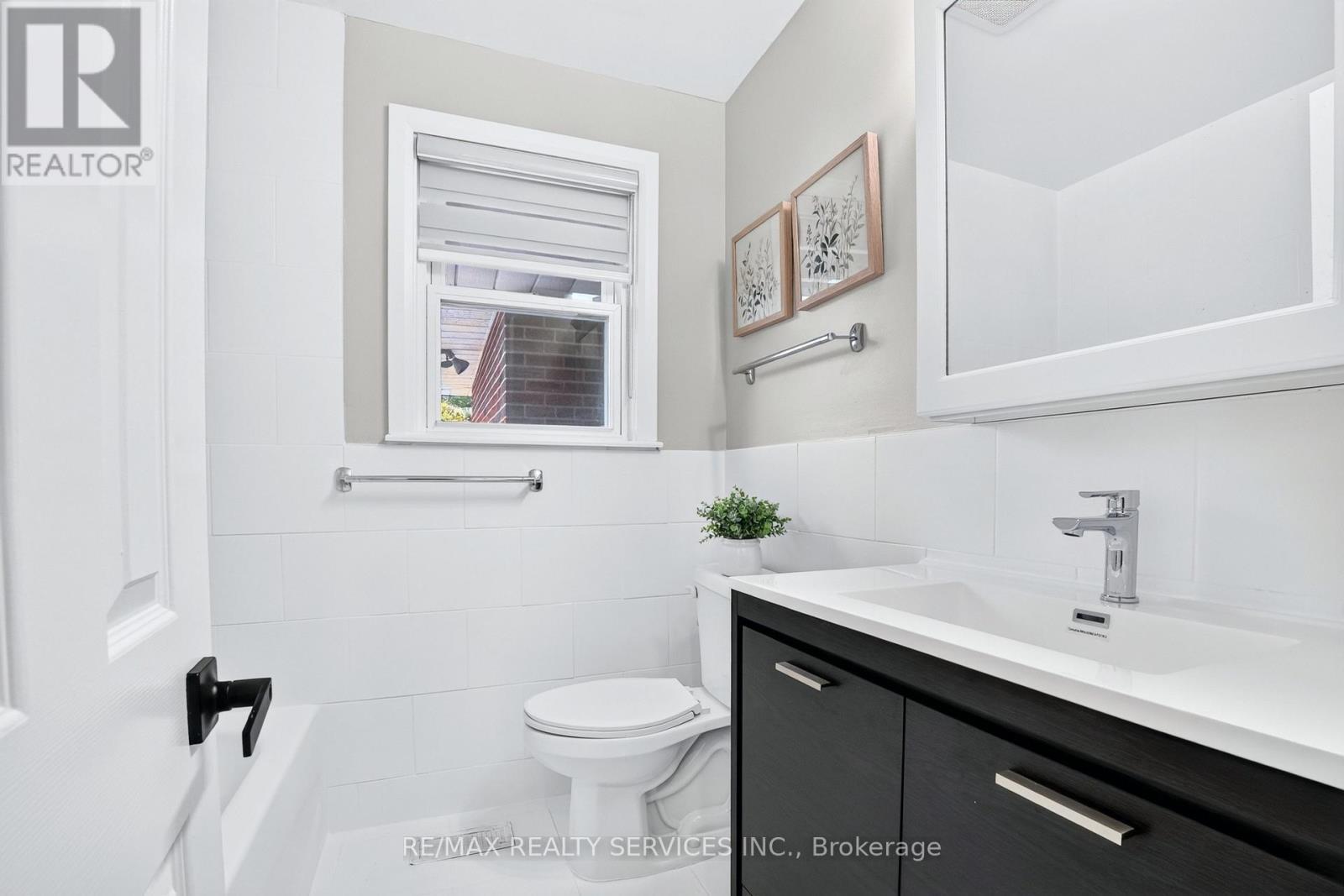 18 Spencely Court, Toronto, ON - Indoor Photo Showing Bathroom
