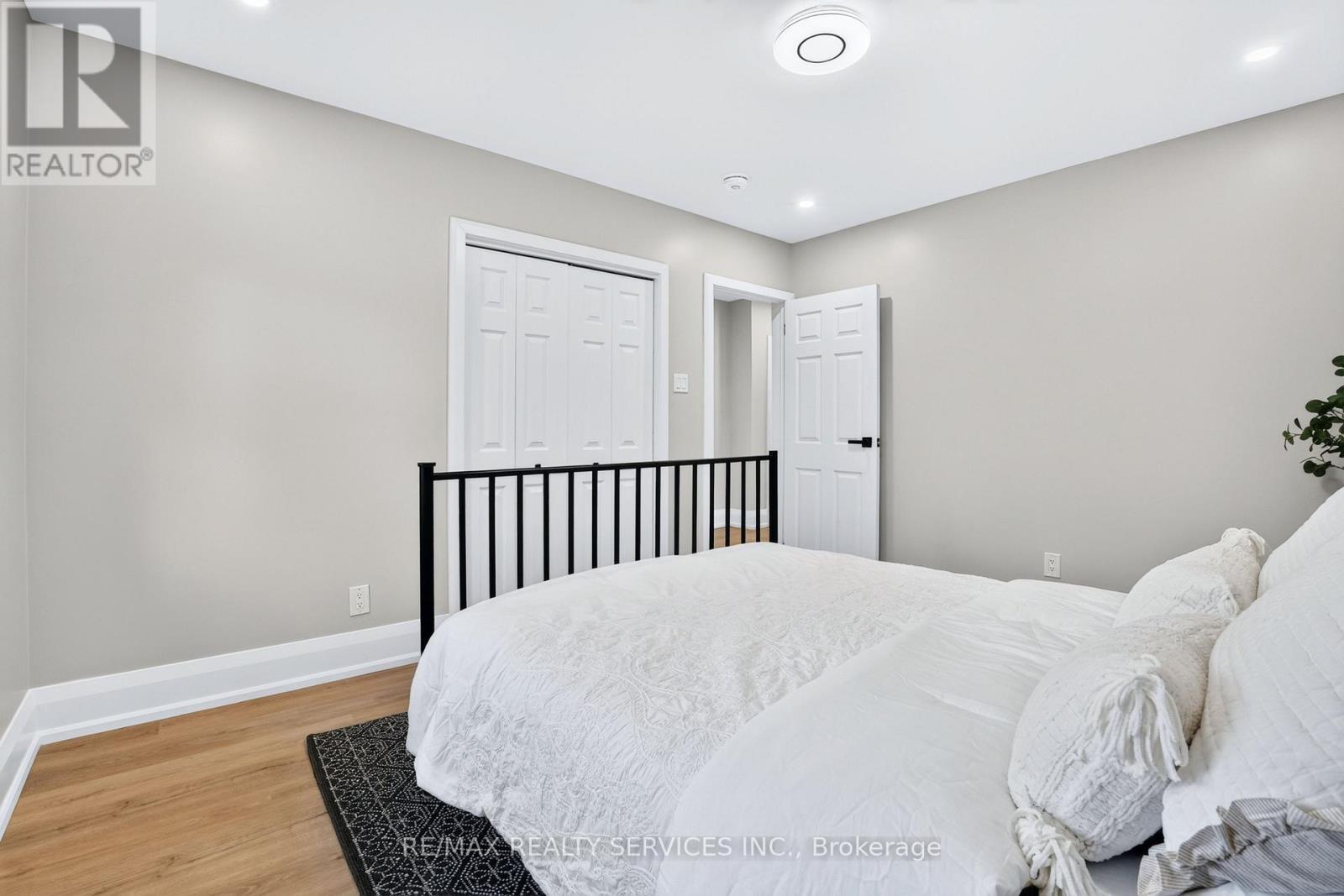 18 Spencely Court, Toronto, ON - Indoor Photo Showing Bedroom