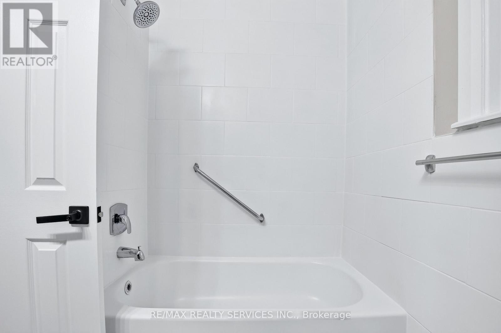 18 Spencely Court, Toronto, ON - Indoor Photo Showing Bathroom