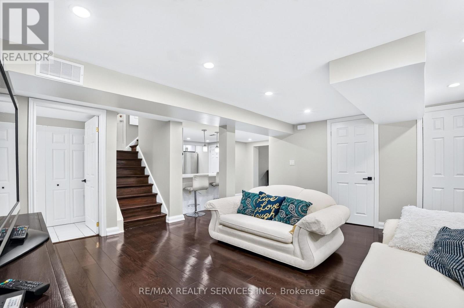 18 Spencely Court, Toronto, ON - Indoor Photo Showing Living Room