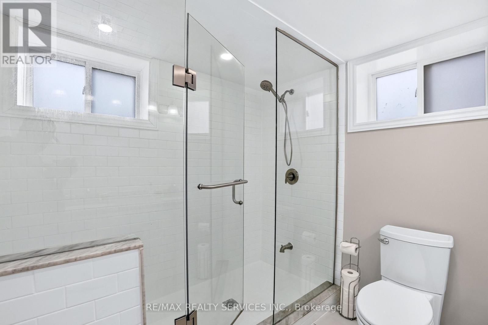 18 Spencely Court, Toronto, ON - Indoor Photo Showing Bathroom
